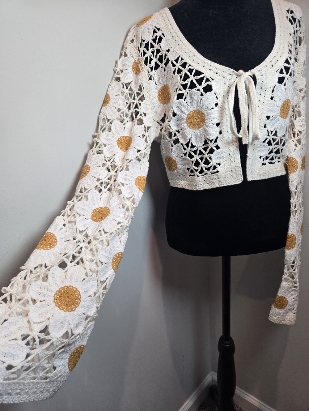 Moon & Madison Crochet Daisy Cardigan Cropped Sweater Large Boho Hippie - Picture 3 of 13